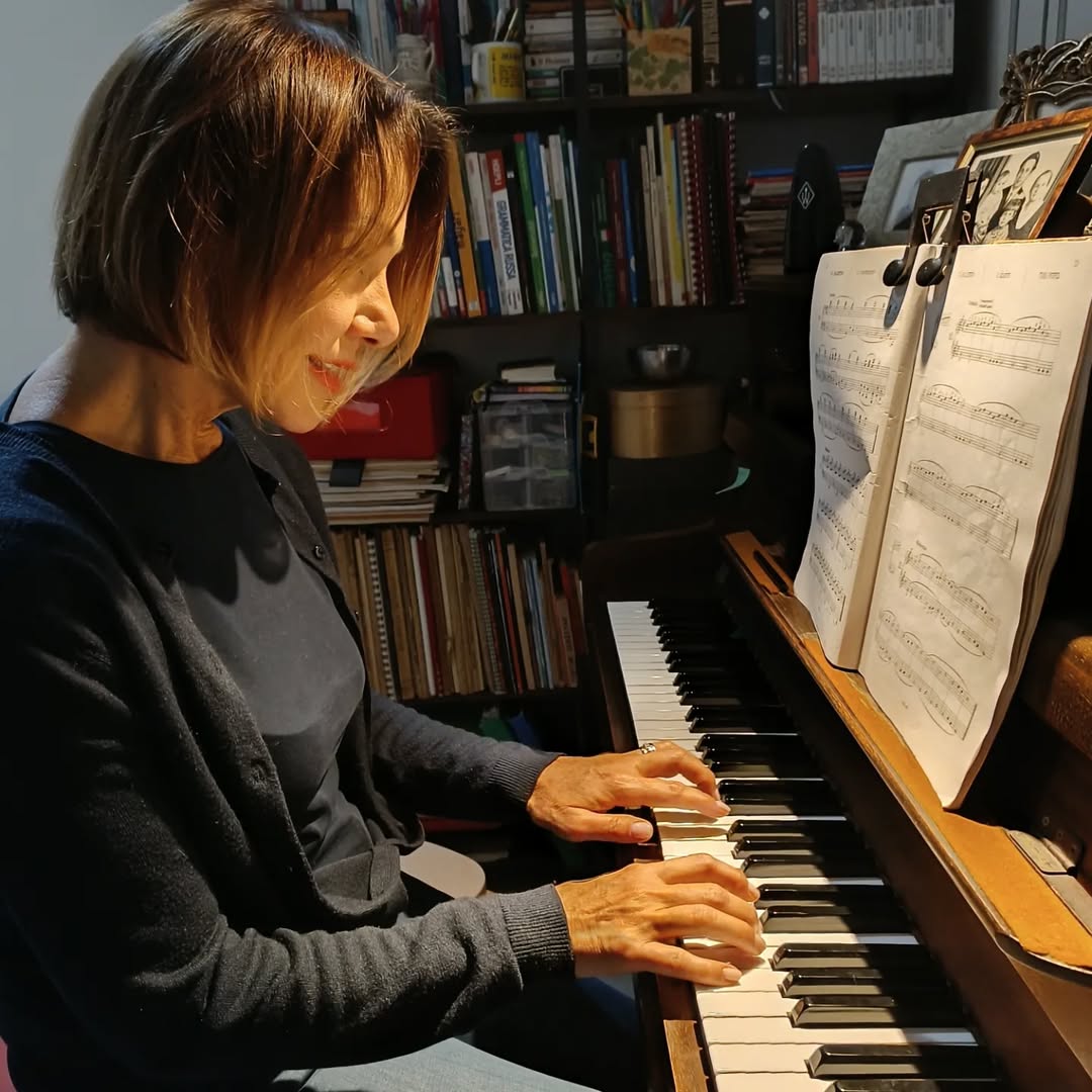 Allieva adulta suona il pianoforte durante una lezione individuale con l’insegnante Ina Sekach a Roma