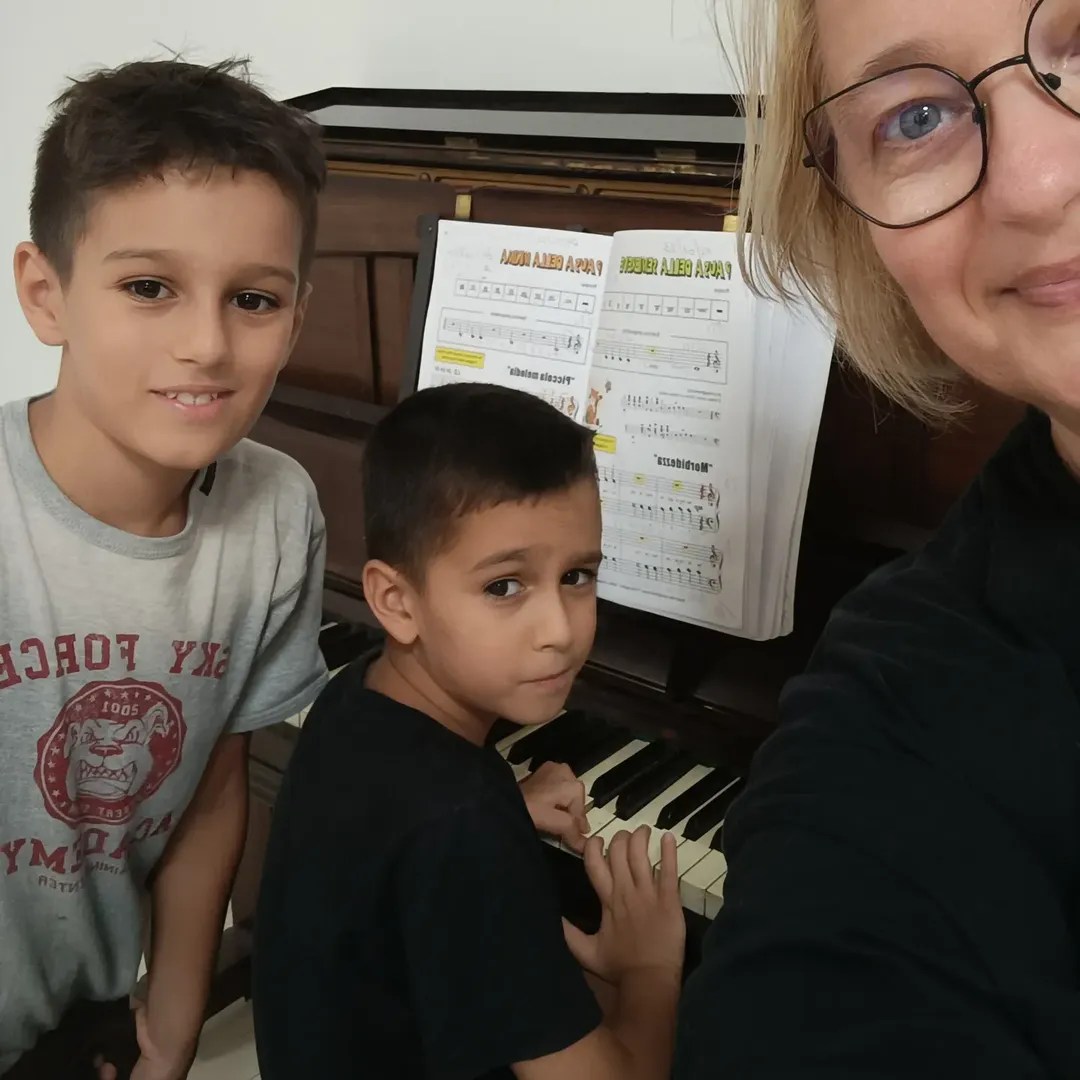 Due bambini durante una lezione di pianoforte con l’insegnante Ina Sekach a Roma