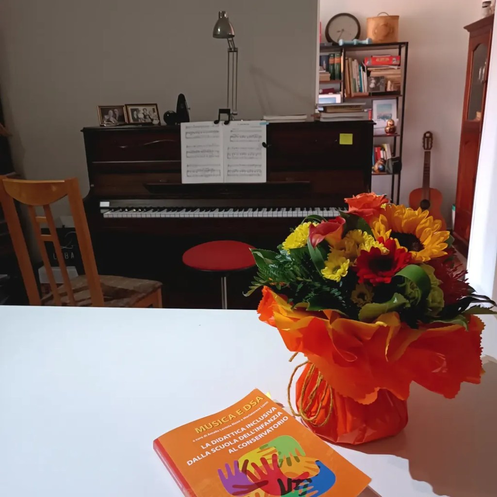 Postazione con pianoforte e spazio per insegnante e allievo durante una lezione a Roma