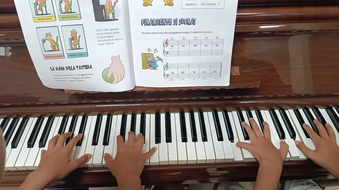 Primo piano dei tasti del pianoforte utilizzato durante le lezioni a Roma